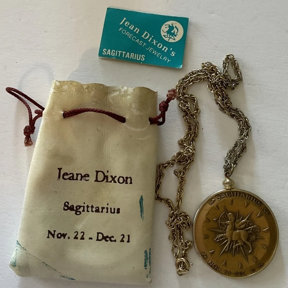 JEANE DIXON Sagittarius medallion gold tone necklace VINTAGE ESTATE JEWELRY - Picture 4 of 6
